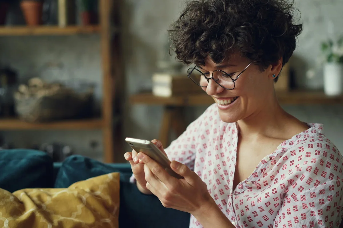 Borrower reading the lender customer reviews on her smartphone